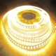 Le ruban LED Extérieur Blanc Chaud 60 LED/m est adhésif, flexible et waterproof IP68