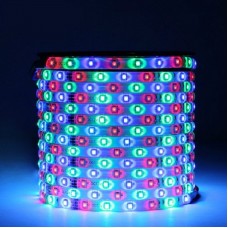 Le ruban LED RGB 30 LED/m est adhésif, flexible et non-waterproof.